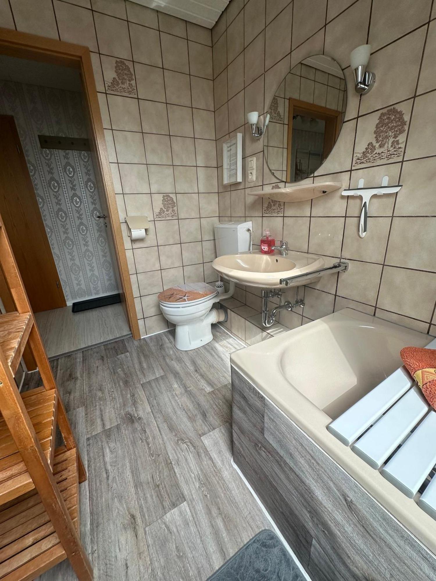 Rosenhaus Esens - Wohnung Backbord エクステリア 写真